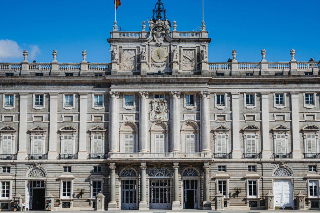 Régimen Local Español. Fachada de un ayuntamiento.